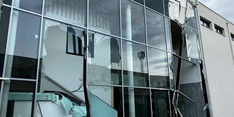 Am Gebäude entstand nach Angaben der Behörden «immenser Sachschaden». - Foto: Dominik Mandl/APA/dpa