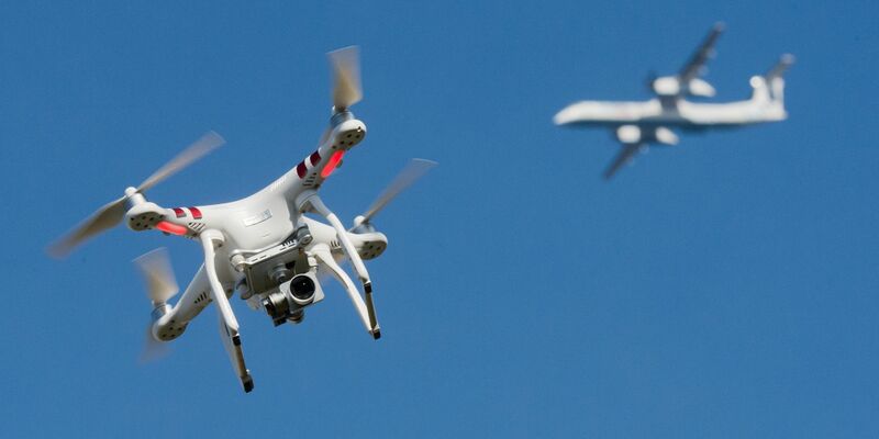 Viele Menschen vermuten Russland hinter den Drohnensichtungen. (Symbolbild) - Foto: Julian Stratenschulte/dpa