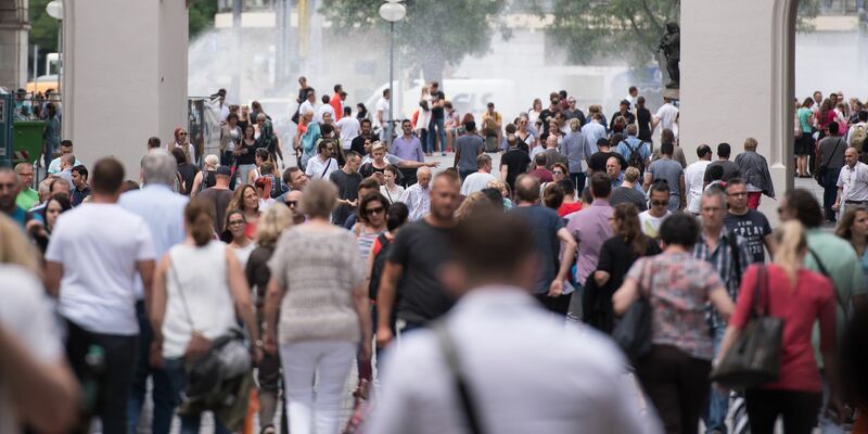 Der Zensus 2022 hat ergeben, dass in Deutschland deutlich weniger Menschen leben als angenommen. (Archivbild) - Foto: Sven Hoppe/dpa