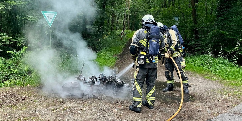 FW Hünxe: Brennender Motorroller im Wald - Foto: presseportal.de