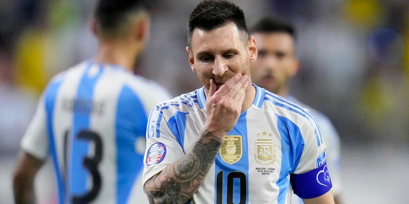 Lionel Messi ist angeschlagen, soll aber im Halbfinale der Copa América gegen Kanada spielen.  - Foto: Julio Cortez/AP/dpa