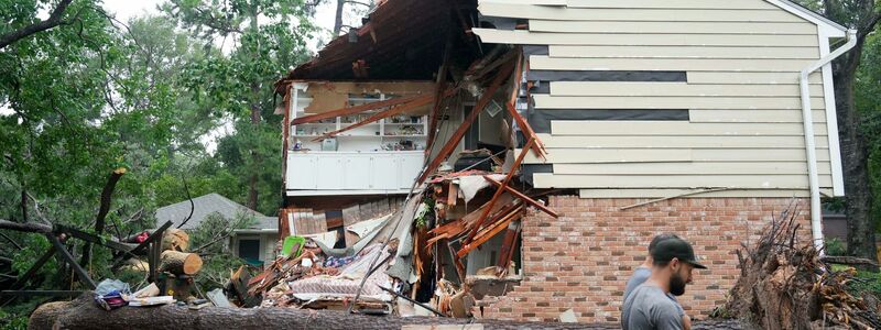 Mehrere Menschen kamen ums Leben, etwa durch umstürzende Bäume. - Foto: Melissa Phillip/Houston Chronicle via AP/dpa