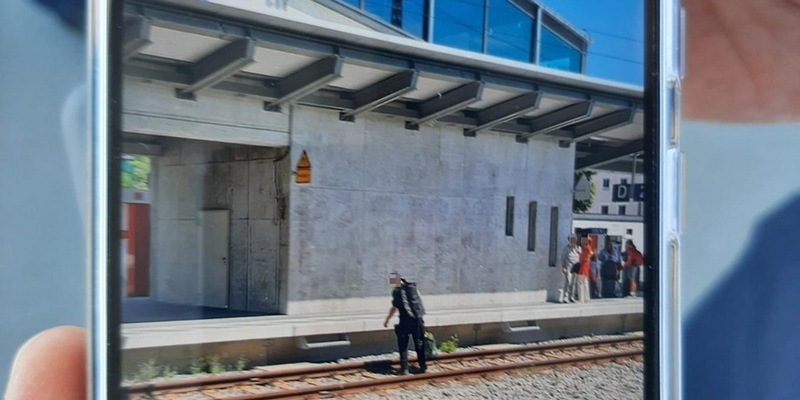 Bundespolizeidirektion München: Flaschenwurf und Bedrohung/ Bundespolizei stoppt randalierenden Gleisläufer - Foto: presseportal.de