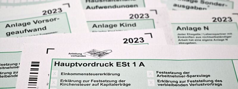 Nach Berechnungen des Bunds der Steuerzahler arbeiten Bürgerinnen und Bürger in diesem Jahr bis zum 11. Juli für die Staatskasse. (Symbolbild) - Foto: Martin Schutt/dpa