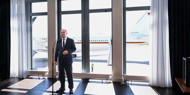 Für Bundeskanzler Scholz muss die Ukraine weiter finanziell und militärisch unterstützt werden. - Foto: Britta Pedersen/dpa