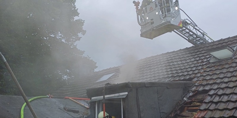 FW-EN: Dachstuhlbrand in der Bahnhofstraße forderte Einsatzkräfte am Montagnachmittag - Foto: presseportal.de