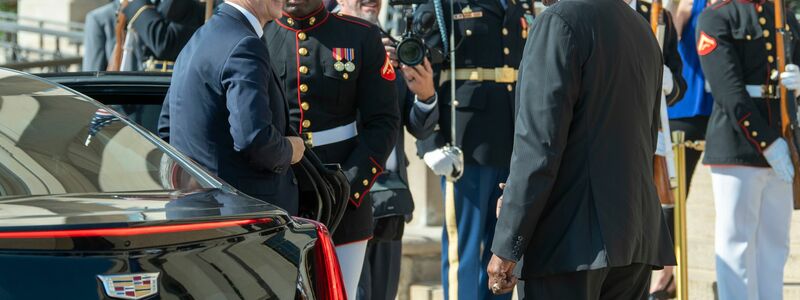 Bemüht um gute Stimmung: Nato-Generalsekretär Jens Stoltenberg versucht, das Szenario Trump nicht ganz so bedrohlich wirken zu lassen. - Foto: Kevin Wolf/AP/dpa