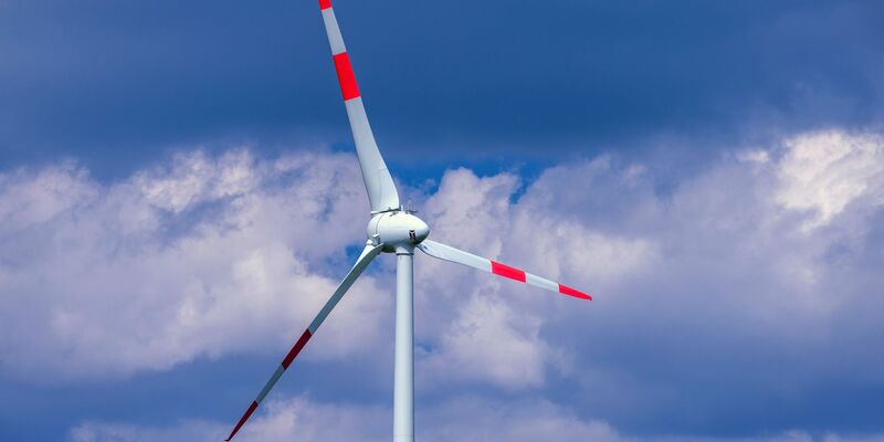 In Deutschland und der EU ist die Stimmung in der Windenergiebranche laut einer Umfrage deutlich gestiegen - Foto: Jens Büttner/dpa