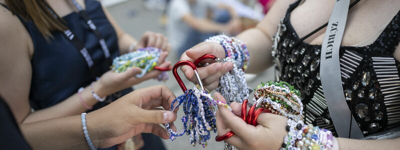 Auf den Armbändern verewigen die Fans Zitate der Musikerin. - Foto: Ennio Leanza/KEYSTONE/dpa