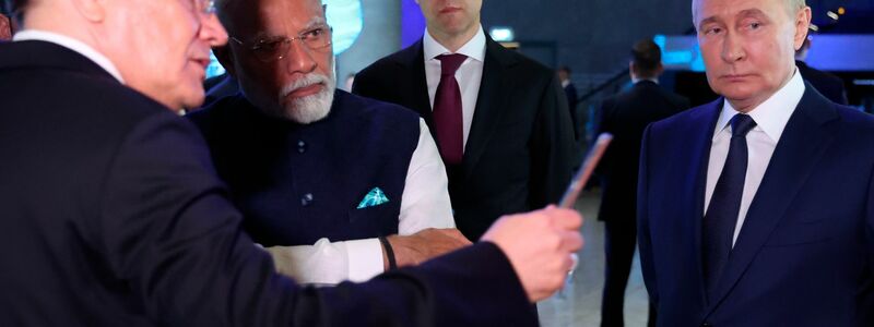 Modi und Putin besuchen eine Schau der russischen Atomindustrie. - Foto: Sergei Fadeichev/Pool Sputnik Kremlin/AP/dpa