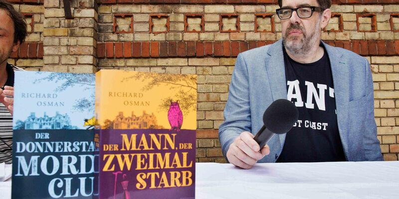 Schuf die bekannte Krimireihe: Richard Osman. - Foto: Carsten Koall/dpa