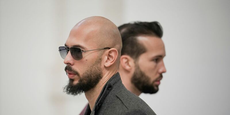 Influencer Andrew Tate (l.) steht in Rumänien erneut unter Hausarrest, sein Bruder Tristan bleibt unter Auflagen auf freiem Fuß (Archiv). - Foto: Vadim Ghirda/AP/dpa