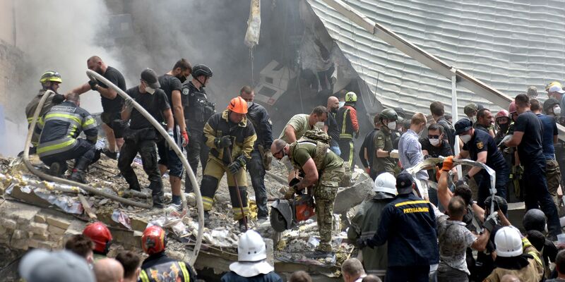 Selbst 50 Meter von der Einschlagstelle entfernt sind schwere Zerstörungen zu sehen. (Archivbild) - Foto: Ukrinform/dpa