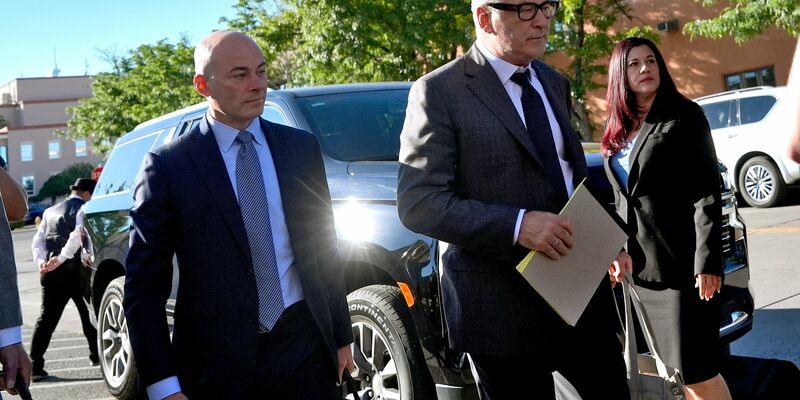 Alec Baldwin auf dem Weg in das Gerichtsgebäude. - Foto: Ross D. Franklin/AP/dpa