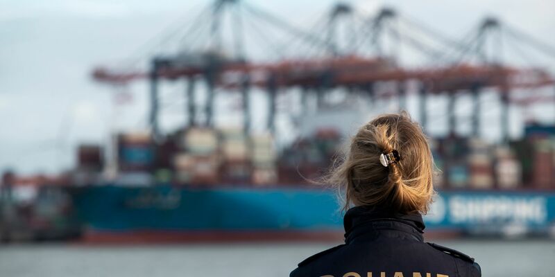 Der niederländische Zoll hat den Kampf gegen die Einfuhr von Drogen über die großen Häfen verschärft (Archivbild). - Foto: Kristof Van Accom/BELGA/dpa