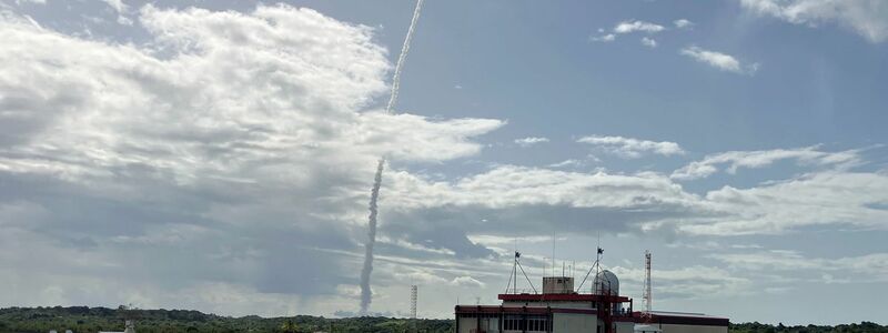 Kurz nach dem Start der Rakete brach in Kourou Jubel aus. - Foto: Rachel Boßmeyer/dpa