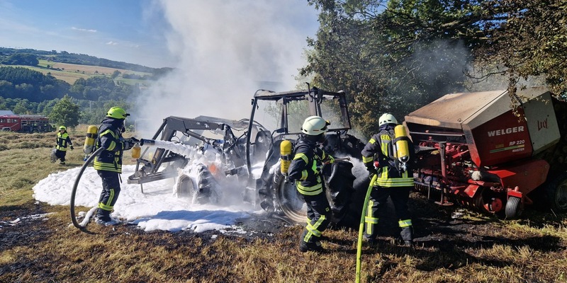 FW VG Westerburg: Traktor brennt bei Heuernte vollständig aus - Feuerwehr verhindert größeren Flächenbrand - Foto: presseportal.de