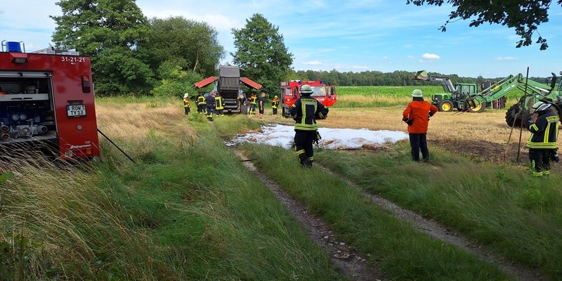 FW-ROW: ++Person aus Aufzug befreit ++ Brennt Rundballen in Strohpresse++ - Foto: presseportal.de