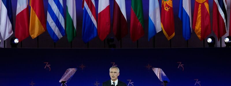 Feierliche Atmospähre, aber klare Worte: Nato-Generalsekretär Jens Stoltenberg nutzt den Festakt zum 75-jährigen Bestehen des Verteidigungsbündnisses für einen Appell.  - Foto: Susan Walsh/AP