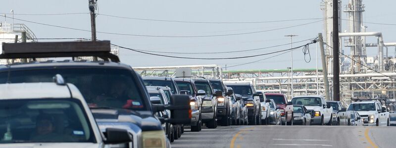 Der Sturm hat die Menschen in Atem gehalten - am Tag danach stehen sie Schlange, um zu tanken. - Foto: Jon Shapley/Houston Chronicle/AP/dpa