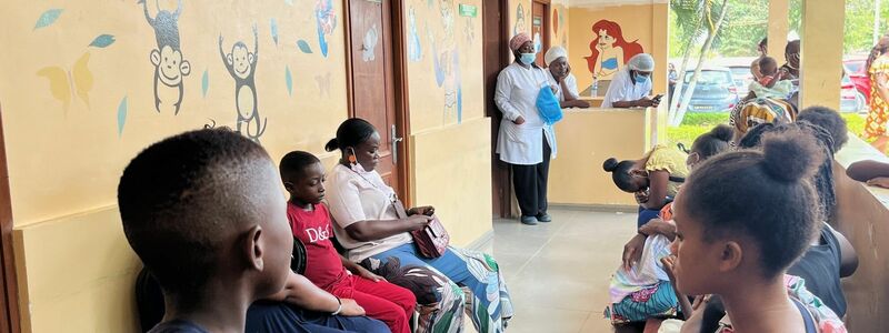 Kinder warten mit ihren Eltern auf einen Impftermin im Cajueiro Krankenhaus. - Foto: Kristin Palitza/dpa