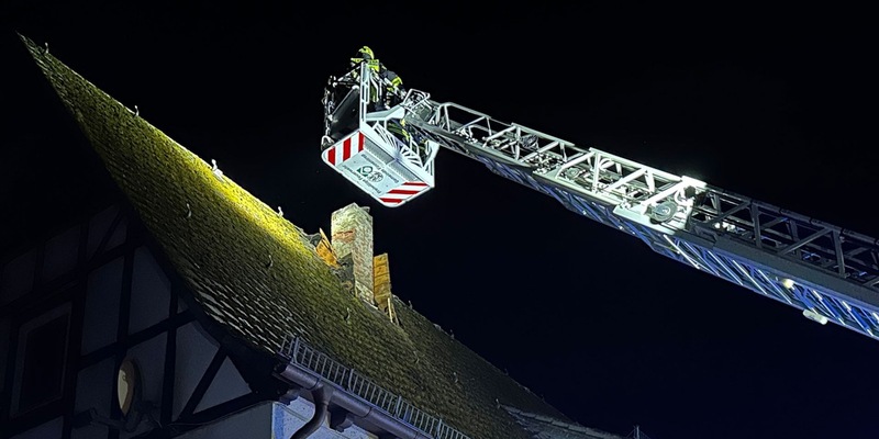 FW Finnentrop: Gemeldeter Dachstuhlbrand nach Blitzeinschlag - Foto: presseportal.de