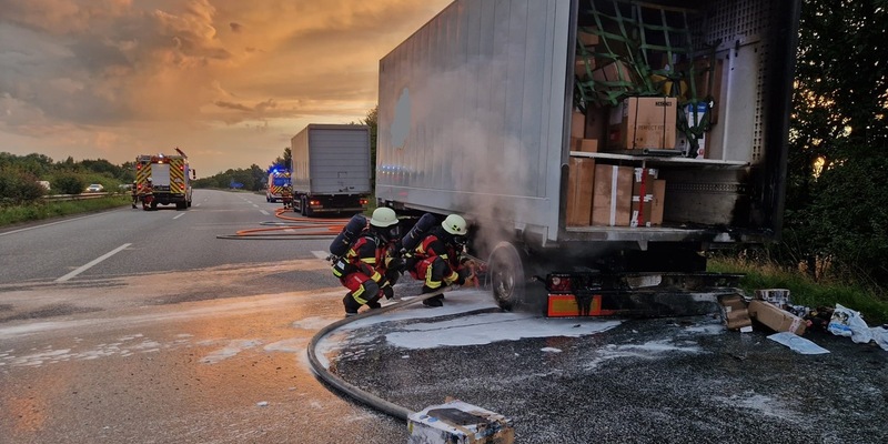 FW Bad Segeberg: BAB 21 - Feuer im Anhänger verlief glimpflich - Foto: presseportal.de