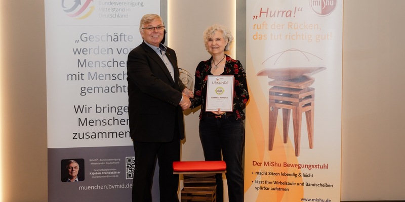 Gabriele Wander erhält Auszeichnung für MiShu: Ein innovativer Ansatz gegen Rückenschmerzen - Foto: presseportal.de