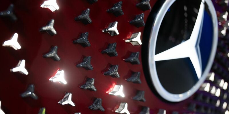 Von April bis Juni hat Mercedes deutlich weniger E-Autos verkauft. (Archivbild) - Foto: Sebastian Christoph Gollnow/dpa