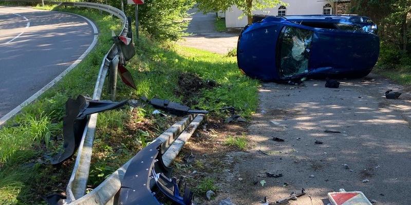 POL-GM: Sekundenschlaf - 24-Jähriger überschlägt sich mit Auto - Foto: presseportal.de