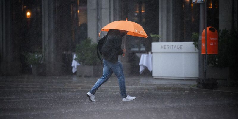 Am Nachmittag sind Starkregen, Hagel und Sturmböen möglich. - Foto: Bernd von Jutrczenka/dpa