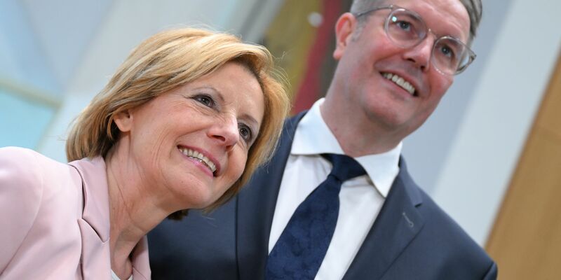 Die scheidende Ministerpräsidentin Malu Dreyer und ihr Nachfolger Alexander Schweitzer (beide SPD) umarmen sich zu Beginn der Sondersitzung des Landtags von Rheinland-Pfalz. - Foto: Arne Dedert/dpa