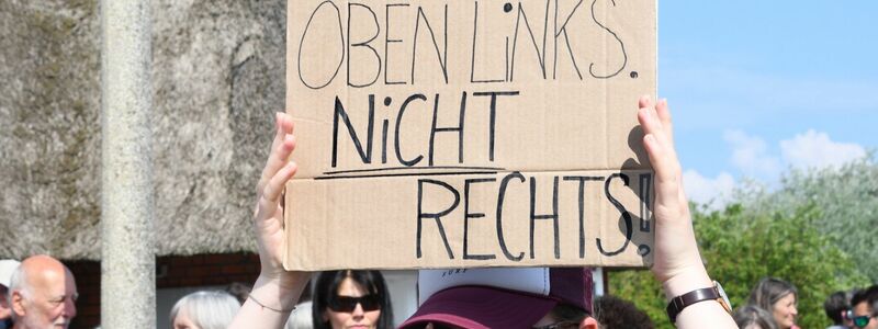 Menschen hielten als Reaktion auf das Video im Mai Mahnwache auf Sylt. (Archivbild) - Foto: Lea Sarah Albert/dpa