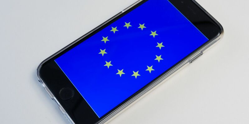 Ukrainerinnen und Ukrainer können ein weiteres Jahr lang zu erschwinglichen Preisen innerhalb der EU telefonieren. - Foto: Wolfram Kastl/dpa