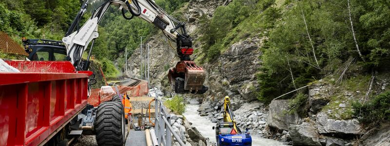 Die Gleise zwischen Visp und Täsch sind teils schwer beschädigt worden (Foto aktuell) - Foto: Jean-Christophe Bott/KEYSTONE/dpa