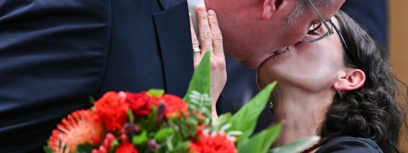 Der neue Ministerpräsident Alexander Schweitzer (SPD) winkt nach seiner Wahl.  - Foto: Arne Dedert/dpa/POOL/dpa