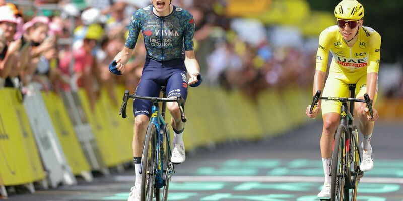 Jonas Vingegaard (l) und Tadej Pogacar lieferten sich auf der elften Etappe ein packendes Duell. - Foto: Thomas Samson/AFP/dpa