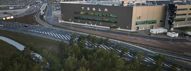 In Grünheide bei Berlin betreibt Tesla seine einzige Autofabrik in Europa. - Foto: Jörg Carstensen/dpa