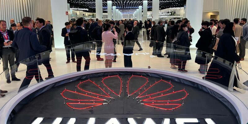 Das Logo des chinesischen Technologiekonzerns Huawei ist am Eingang seines Messestandes beim Mobile World Congress (MWC) zu sehen. (Foto-Archiv) - Foto: Wolf von Dewitz/dpa
