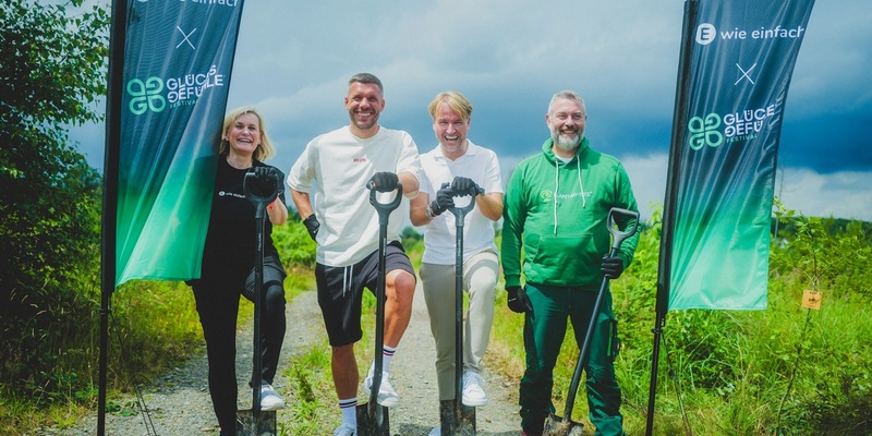 Lukas Podolski und E WIE EINFACH pflanzen mit PLANT-MY-TREE. Die Stiftung. Bäume zur Motivation für mehr Umweltschutz auf Musikfestivals - Foto: presseportal.de