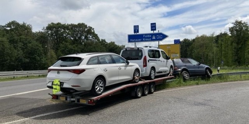 POL-OF: Auto mit Anhänger gerät auf die Leitplanke - B45 / Gemarkung Bruchköbel - Foto: presseportal.de