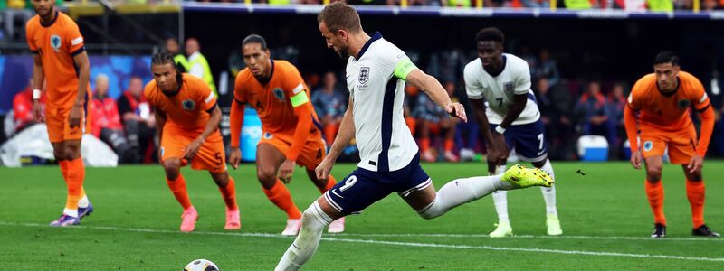 Englands Harry Kane (r) jubelt mit Jude Bellingham über sein Elfmetertor zum 1:1-Ausgleich im Halbfinale gegen die Niederlande. - Foto: Friso Gentsch/dpa