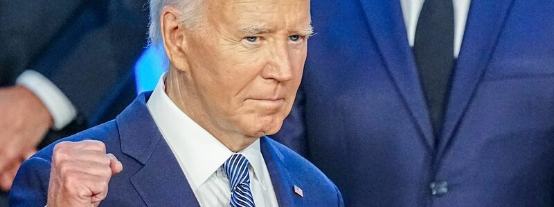 Biden reagiert mit geballter Faust. - Foto: Kay Nietfeld/dpa