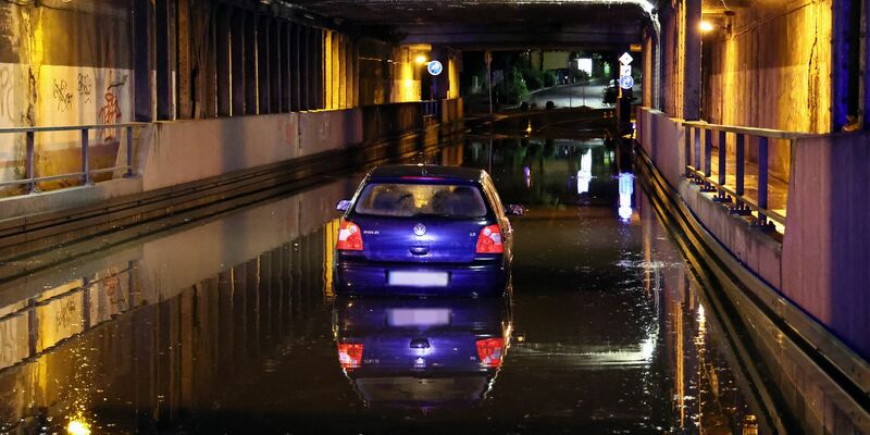 Starker Regen hat am Mittwoch in vielen Teilen Deutschlands zu überlaufenen Straßen geführt.  - Foto: Ralf Hettler/dpa