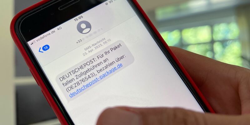 In einer Betrugs-SMS fordert ein Krimineller dazu auf, einen Link anzuklicken, über den man seine persönlichen Daten eingeben soll. Mit dieser Masche versuchen die Kriminellen, Daten abzugreifen, mit denen sie später Geld abzocken wollen. - Foto: Wolf von Dewitz/dpa