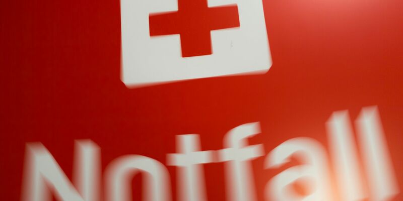 Notfallschild in einem Krankenhaus - Foto: Lino Mirgeler/dpa