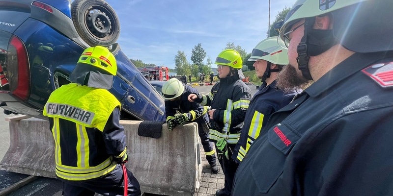 FW-OE: Fortbildung mit nichtalltäglichen Herausforderungen für die technische Rettung - Foto: presseportal.de
