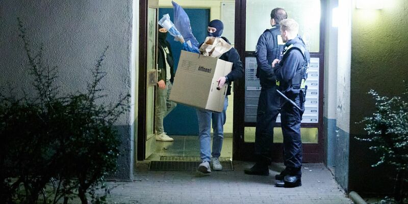 Die Ermittler beschlagnahmten mehrere Tausend Asservate, darunter Waffen, Bargeld und digitale Medien. (Archivbild) - Foto: Annette Riedl/dpa