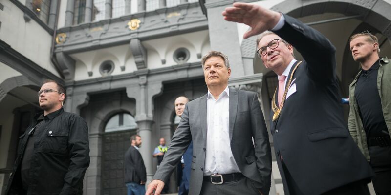 Es wird heiß. Wirtschaftsminister Habeck will erreichen, dass die Strompreise für die Industrie weiter sinken. - Foto: Sebastian Christoph Gollnow/dpa