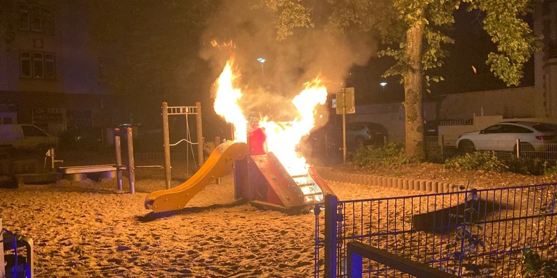 POL-HA: Brand auf Kinderspielplatz - Rutsche steht in Flammen - Foto: presseportal.de
